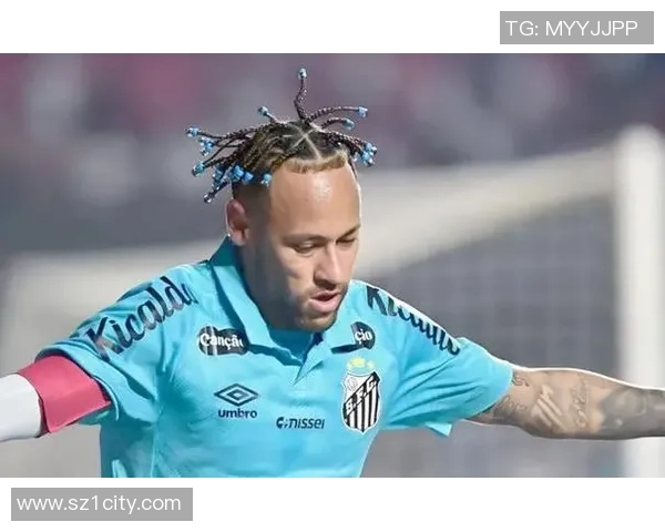 足球明星在赛场上意外受伤踢球踢到要害引发关注与讨论